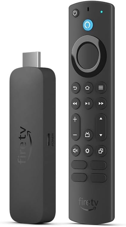 Amazon Fire TV Stick 4K Max med fjärrkontroll framför en TV