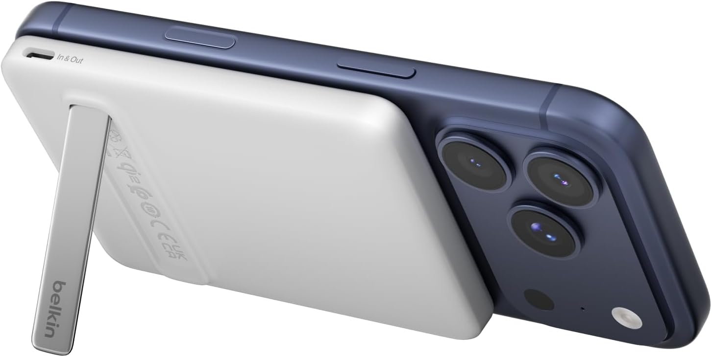 Vit magnetisk powerbank med USB-C-kabel som fäster på baksidan av en iPhone