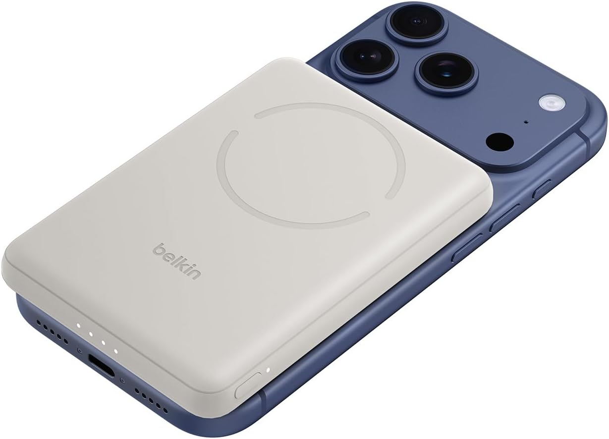 Vit Belkin magnetisk powerbank fäst på baksidan av en iPhone