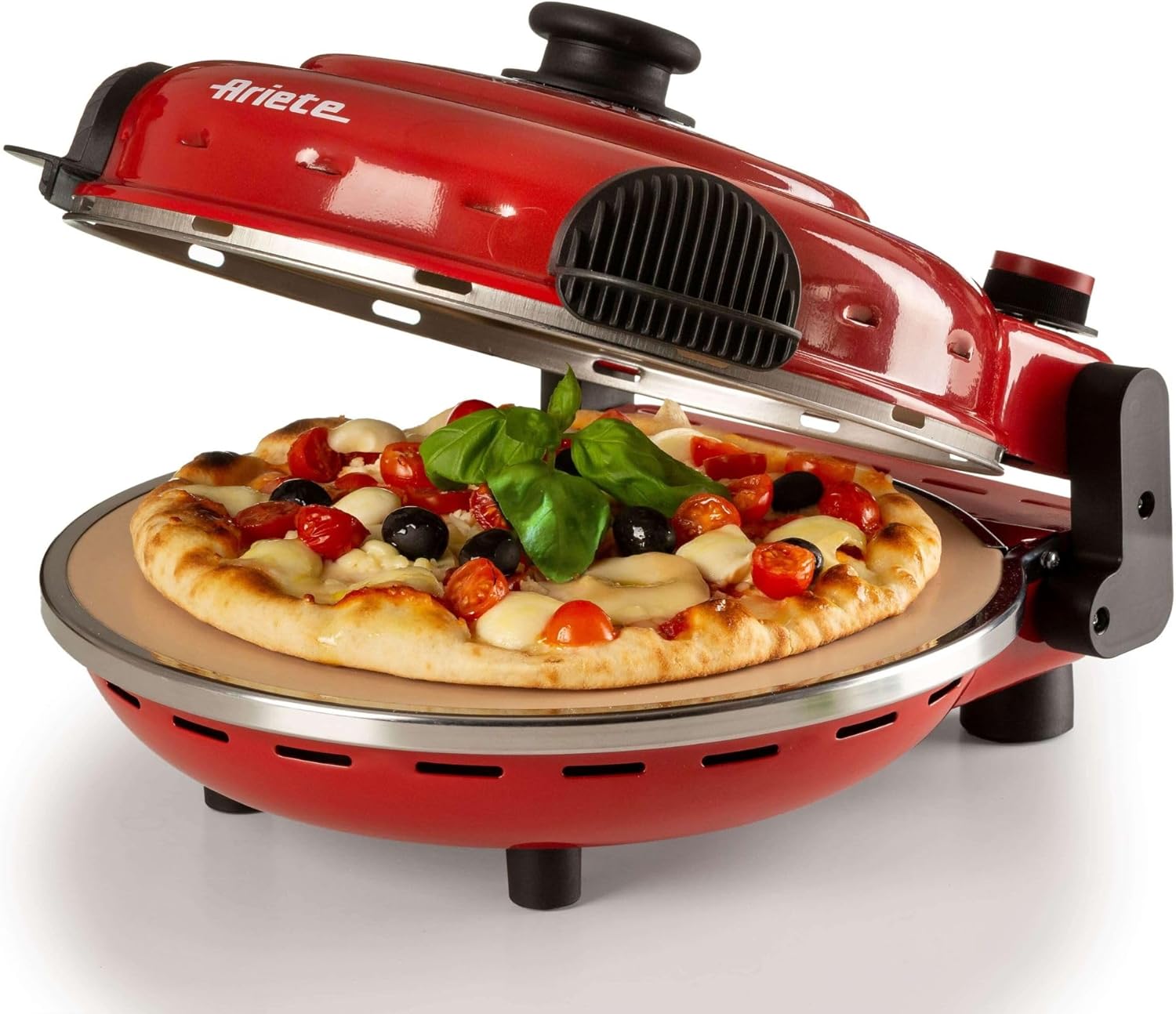 Röd Ariete 919 elektrisk pizzaugn med en nygräddad pizza på den eldfasta stenen