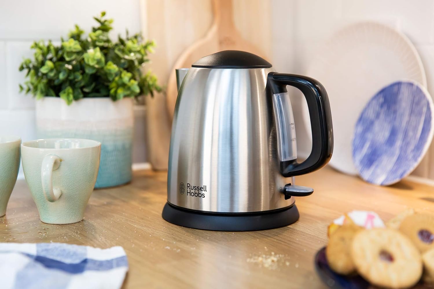 Russell Hobbs Adventure 24991-70, kompakt vattenkokare i borstat stål med mattsvarta detaljer